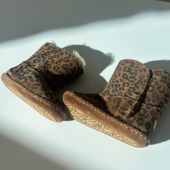 UGG Australia size 2/3 - Picture 8 of 9